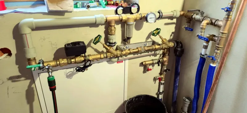 Instalacja wodna z armaturą w kotłowni